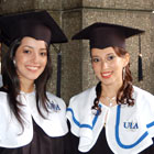 Esta imagen muestra graduandos con toga y birrete